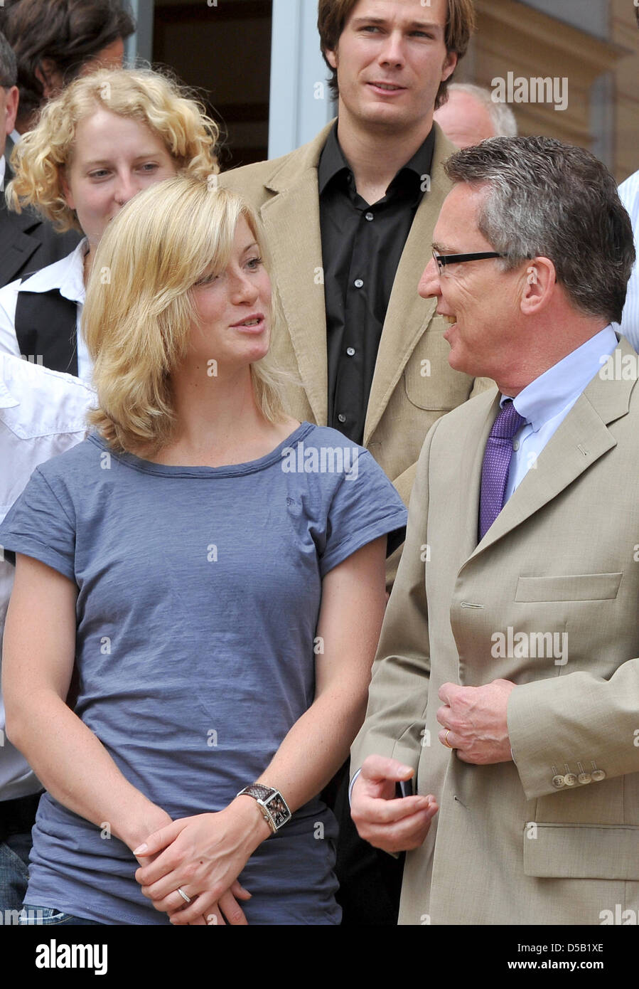 German Interior Minister de Maiziere (R) spricht mit Taekwondo European Champion Helena Fromm in einem Workshop, organisiert von der deutschen Hilfe Elite Sportforum in Liebenberg, Deutschland, 2. August 2010. Die Minister besucht die Werkstatt, wo Deutsche Top-Athleten Persönlichkeiten Politik, Wirtschaft und Kultur Owhere treffen. Foto: Bernd Settnik Stockfoto