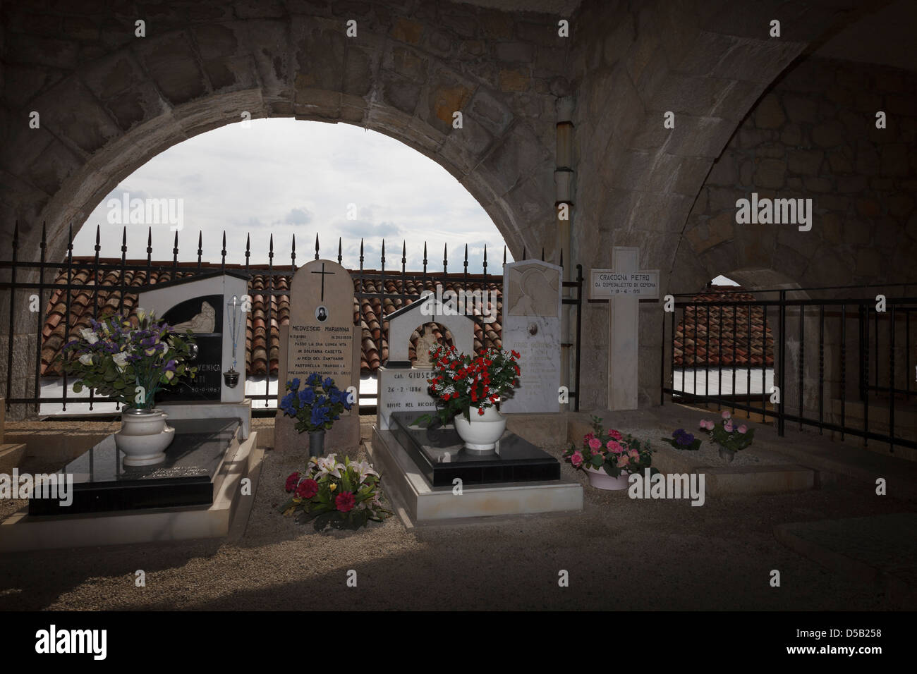 Alter Friedhof der Wallfahrtskirche, Castelmonte, Cividale, Friuli Venezia Giulia, Italien Stockfoto