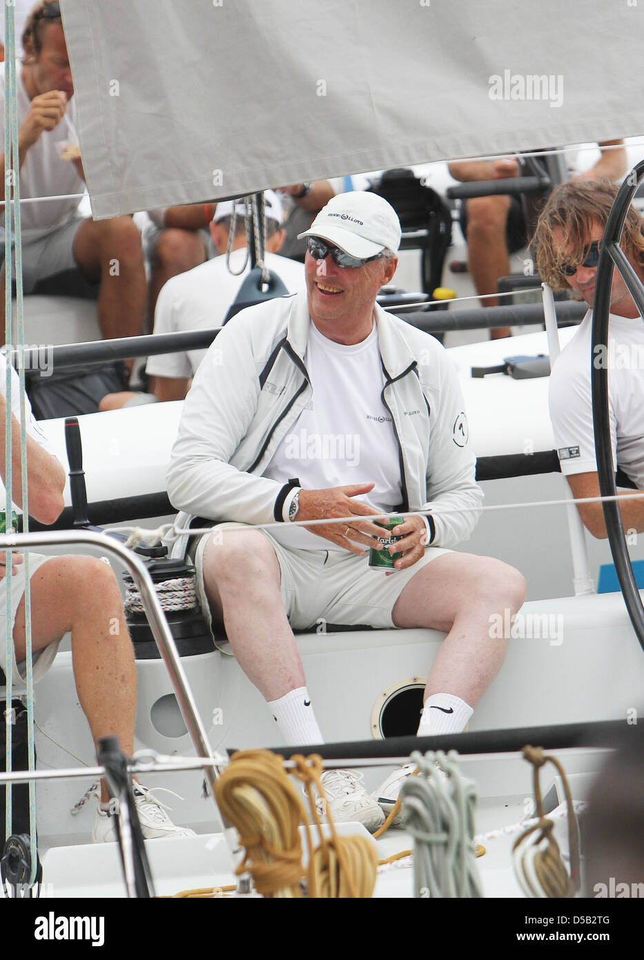 König Harald von Norwegen besucht am dritten Tag der 29. Auflage des Königs Segeln Pokal (Copa del Rey) auf der Insel Mallorca, 4. August 2010. Foto: Patrick van Katwijk Stockfoto