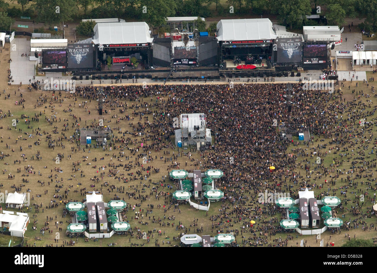 Besucher des Wacken Open Airs stehen auf dem Festival-Gelände vor den Hauptbühnen, Wacken (Kreis Steinburg), Deutschland, 5. August 2010. Zehntausende von Heavy-Metal-Fans aus der ganzen Welt überrollt die Stadt mit 1900 Einwohnern. Mehr als 100 Bands haben für dieses Jahr, aufgereiht, die spielen auf vier Bühnen mit Sound bis zu 120 Dezibel Ebenen. Foto: Friso Gentsch Stockfoto