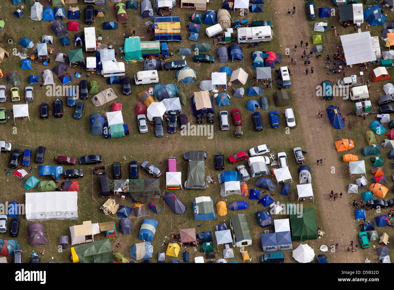 Besucher des Wacken Open Airs haben ihre Zelte auf dem Festivalgelände in Wacken (Kreis Steinburg), Deutschland, 5. August 2010 aufgebaut. Zehntausende von Heavy-Metal-Fans aus der ganzen Welt überrollt die Stadt mit 1900 Einwohnern. Mehr als 100 Bands haben für dieses Jahr, aufgereiht, die spielen auf vier Bühnen mit Sound bis zu 120 Dezibel Ebenen. Foto: Friso Gentsch Stockfoto