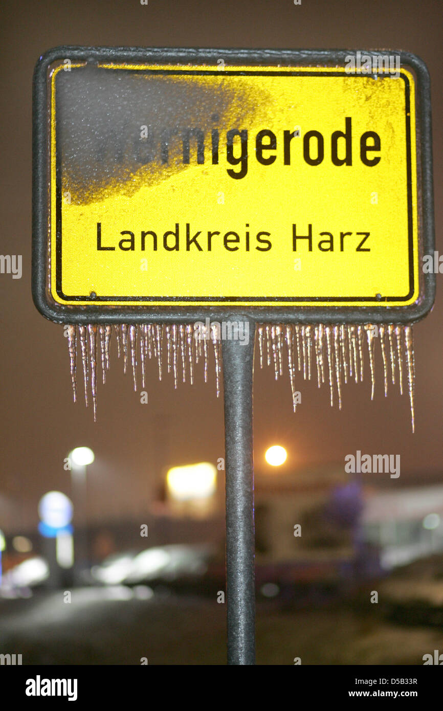 Eiszapfen hängen von einer Ortstafel in Wernigerode, Deutschland, 31. Dezember 2009. Gefrierender Regen im Harz verursacht vereisten Straßen und viele Unfälle. Foto: Matthias Bein Stockfoto