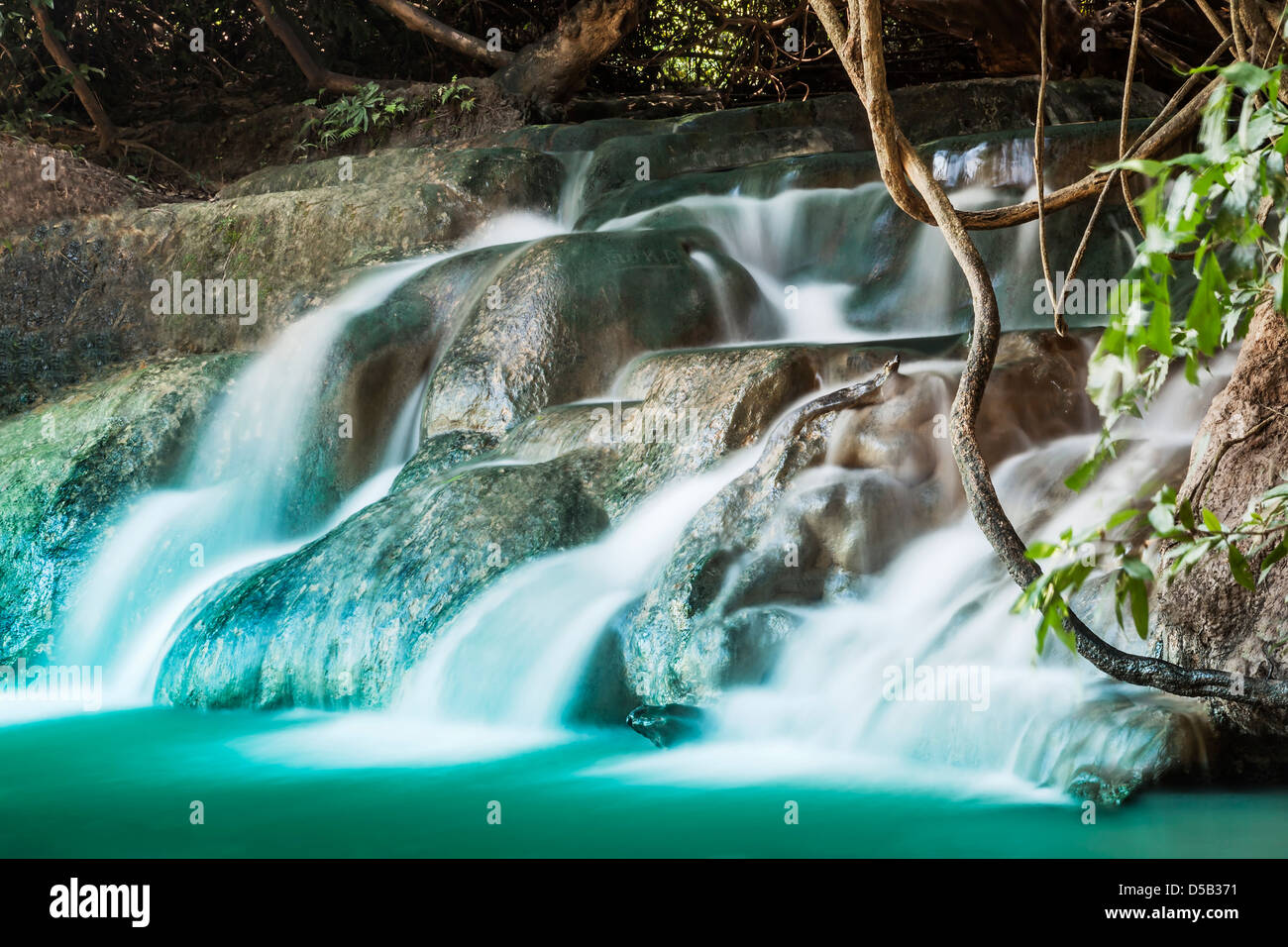 Wasserfall in den tiefen Dschungel Stockfoto