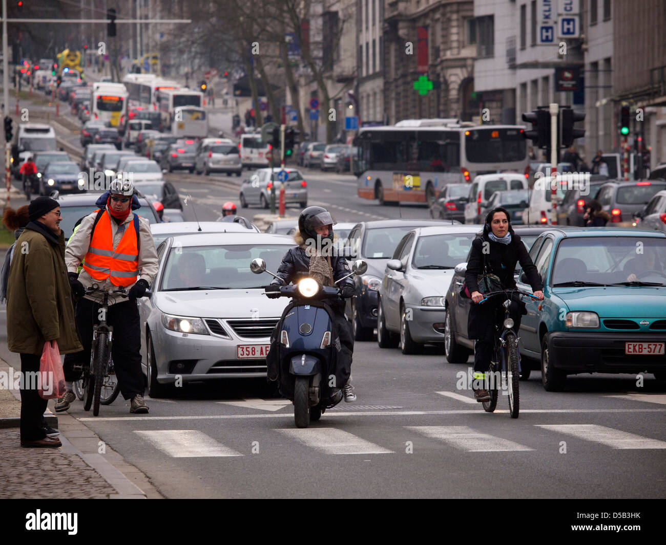 Verschiedene Methoden des Verkehrs während der Hauptverkehrszeit in Brüssel, Belgien Stockfoto