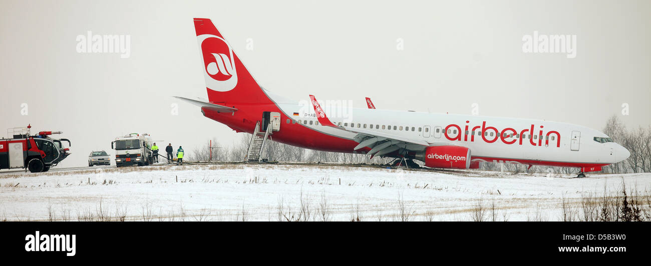 Eine Boing 737-800 der Fluggesellschaft Air Berlin steht auf einer Wiese hinter der Landebahn des Flughafens in Dortmund, Deutschland, 3. Januar 2010. Das Flugzeug zielte auf Gran Canaria Steckscheide aus der Start-und Landebahn, nachdem der Pilot die Abnahme aufgrund divergierender Geschwindigkeitsangaben im Cockpit unterbrochen. Keines der 165 Passagiere und 6 Besatzungsmitglieder verletzt wurde, der Flughafen wurde nach dem Unfall stillgelegt. Stockfoto