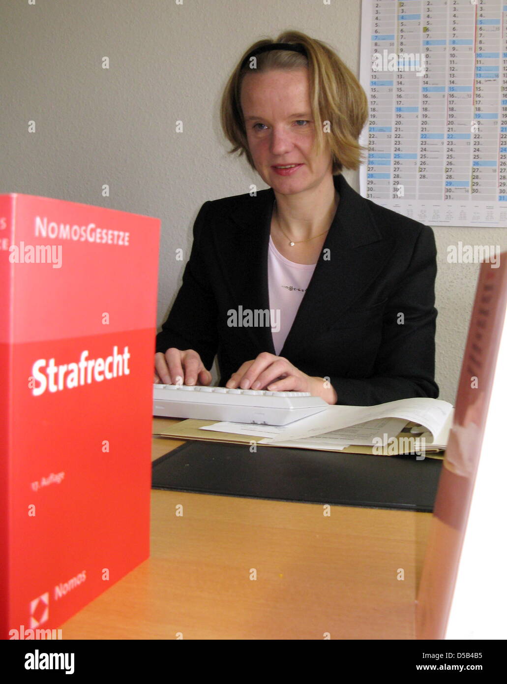 Datei - blinde Staatsanwaltschaft Bettina Fauth sitzt in ihrem Büro in Hanau, Deutschland, 17. Dezember 2009. 40-j hrige Fauth ist seit vielen Jahren aufgrund einer unheilbaren Krankheit blind und ist daher mit einem Assistenten abhängig. Foto: Jörn PERSKE Stockfoto