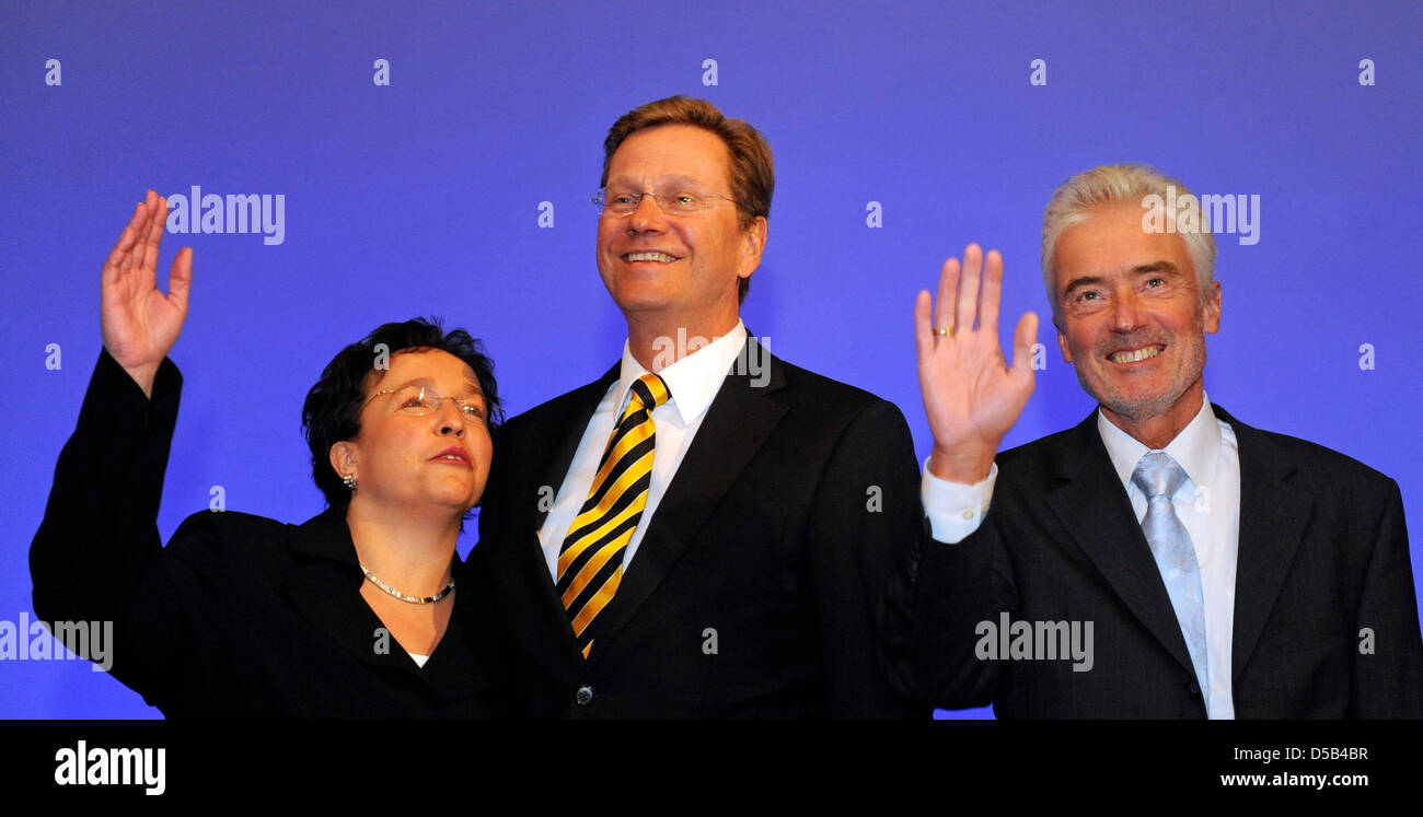 Baden-Württemberg stand Vorsitzende der freien demokratischen Partei (FDP), Birgit Homburger (L-R), FDP-Vorsitzenden und der deutsche Außenminister Guido Westerwelle und Baden-Württemberg-Justizminister Ulrich Goll-Stand auf der Bühne bei der FDP drei Könige treffen in Stuttgart, Deutschland, 6. Januar 2010. Die FDP trifft sich traditionell am Dreikönigstag. Foto: BERND WEISSBROD Stockfoto