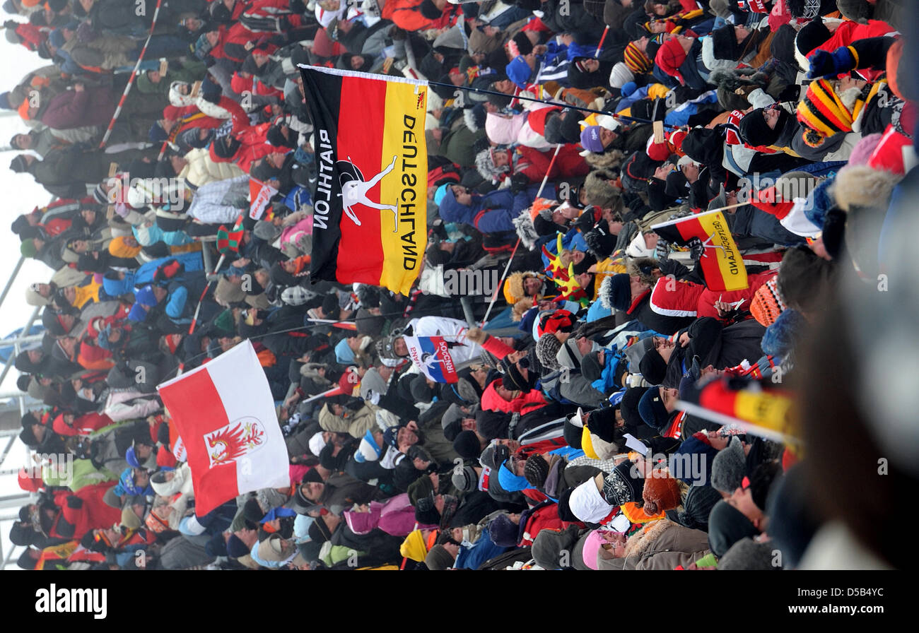 In Hochstimmung sehen Tausende von Biathlon-Fans die WM-Turnier in Oberhof, Deutschland, 8. Januar 2010. Bis 10. Januar 2010 dürften rund 100.000 Menschen in Thüringen-Wintersport-Hochburg. Foto: Hendrik Schmidt Stockfoto