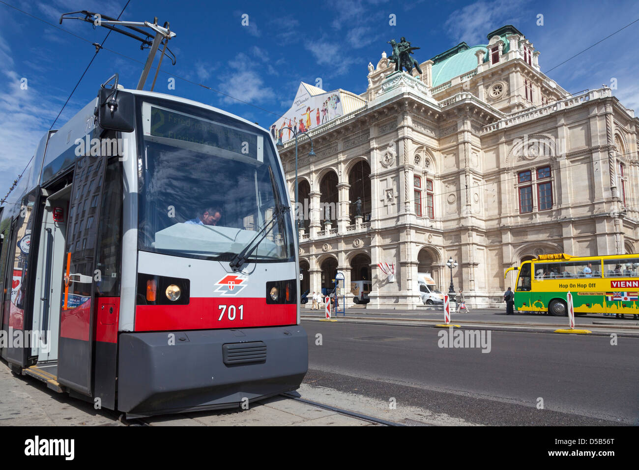 Straßenbahn an Staatsoper, Stadtzentrum von Wien, Österreich Stockfoto