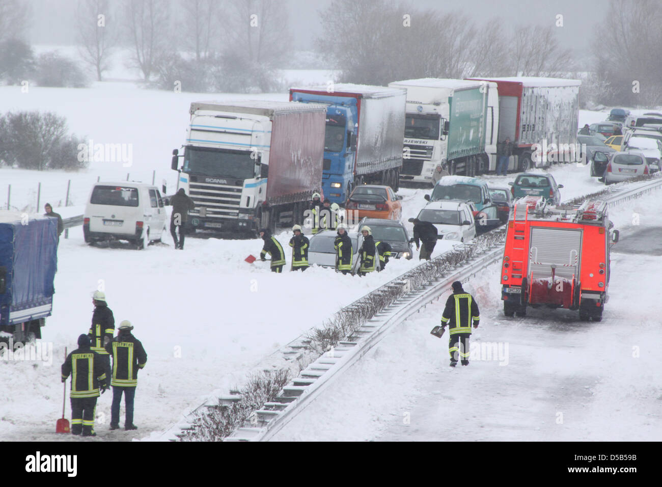 Feuerwehr frei die Straßen von Schneemassen auf der A20 zwischen Guetzkow und Jarmen, Deutschland, 10. Januar 2010. Mit eisigen Temperaturen streckte sich über 300 Menschen in ihren Autos über Nacht auf der gesperrten Autobahn A20. Foto: Stefan Hoeft Stockfoto