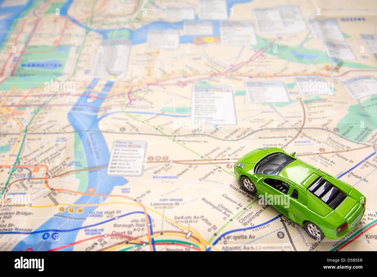 Grüne Spielzeugauto auf Karte von New York City. Reisen oder Traffic-Konzept. Stockfoto