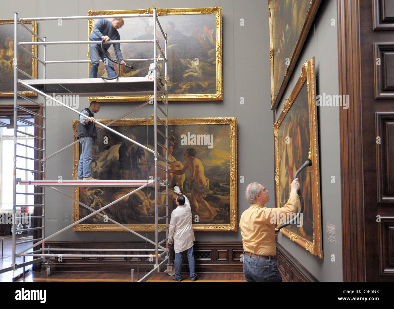 Restauratoren arbeiten in der Gemäldegalerie Alte Meister in der Rubanssaal während der jährlichen Reinigung in Dresden, Deutschland, 12. Januar 2010. Neben der große formatiert Gemälde der flämischen Barockmaler, der Stoff Verkleidung der Wände ist auch gereinigt. Am 16. Januar 2010 ist die Galerie wieder mit 750 angezeigten Bilder geöffnet. Foto: Matthias Hiekel Stockfoto