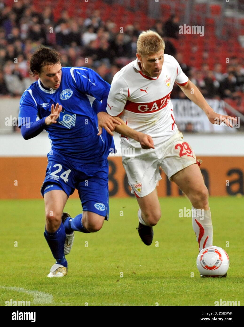 Stuttgarts Pavel Pogrebnyak (R) und Molde Vegard Forren wetteifern um die Kugel während der dritten Qualifikationsrunde in Stuttgart, Deutschland, 5. August 2010. Foto: Bernd Weissbrod Stockfoto