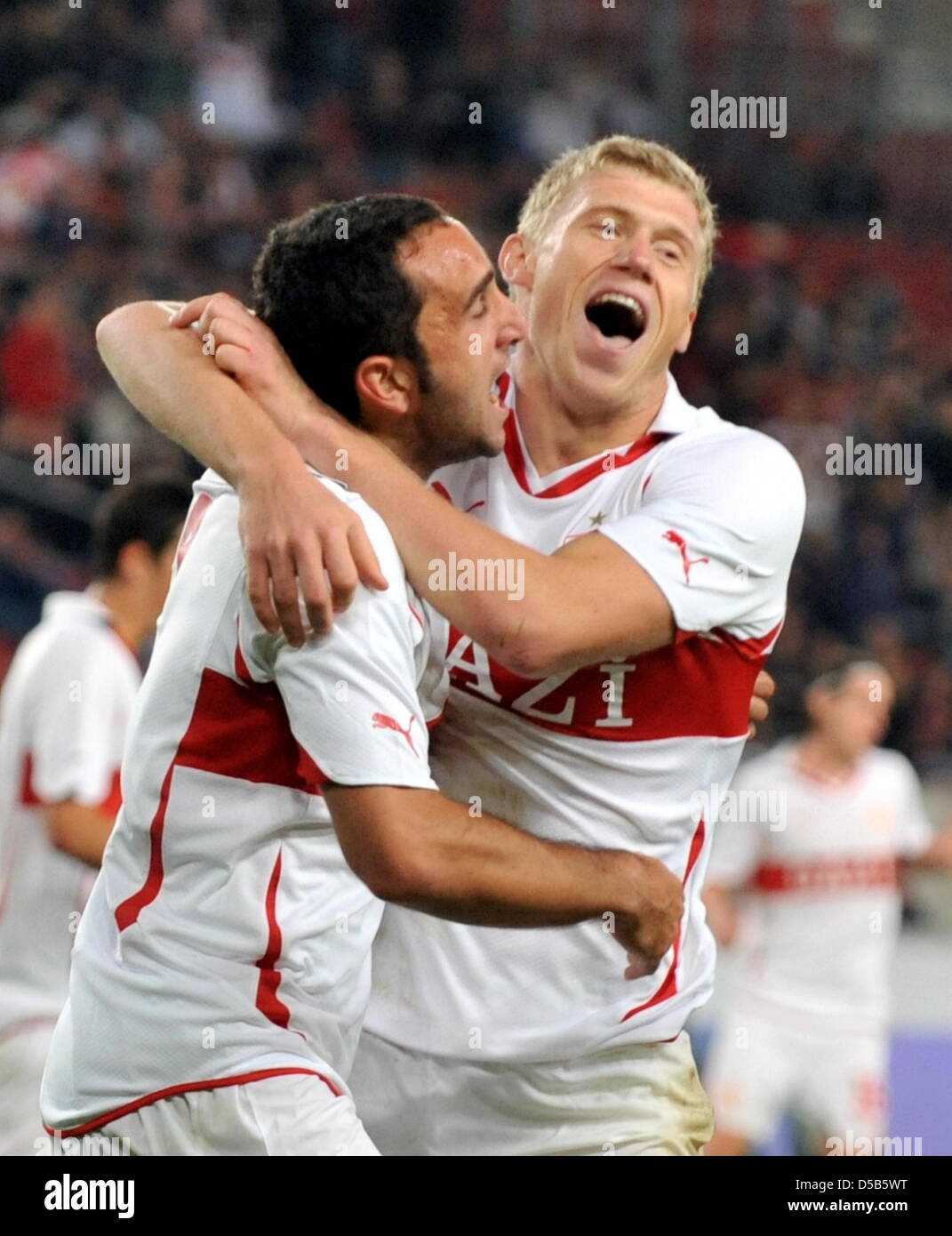 Stuttgarter Pavel Pogrebnyak (R) feiert sein Tor zum 1-2 mit Christian Molinaro (L) während der dritten Qualifikationsrunde der UEFA Europa League in Stuttgart, Deutschland, 5. August 2010. Foto: Bernd Weissbrod Stockfoto