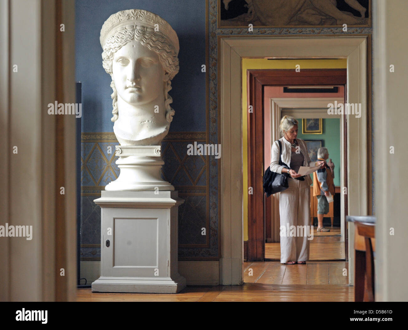 Besucher besichtigen das Goethe-Nationalmuseum in Weimar, Deutschland, 6. August 2010. Die Institution feiert seine Gründung vor 125 Jahren und der 100. Geburtstag des Vereins der Freunde des Museums. Foto: Martin Schutt Stockfoto