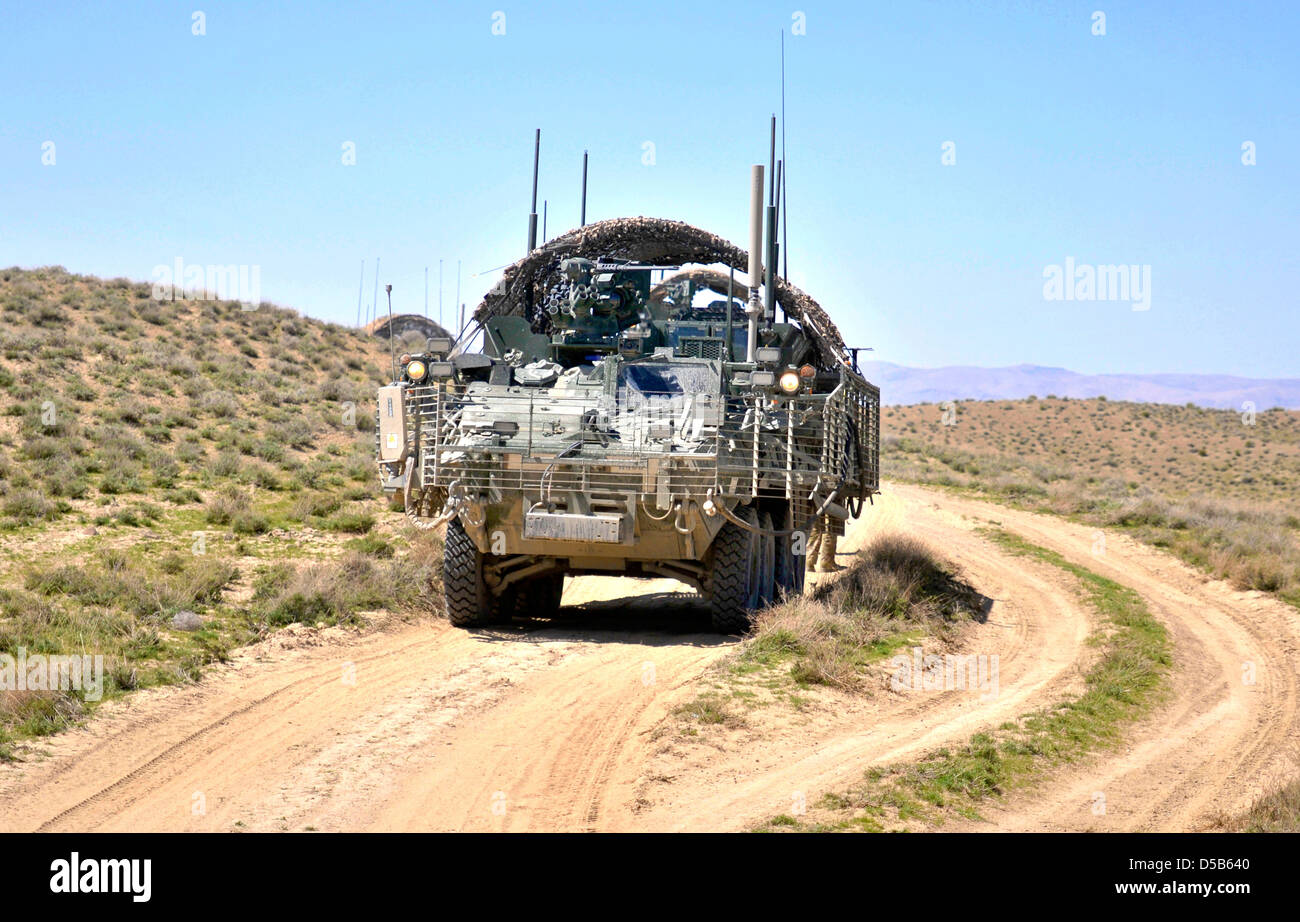 USA-Stryker gepanzertes Fahrzeug bietet Sicherheit als afghanische Grenzpolizei Pause Boden auf einen neuen Kontrollpunkt 25. März 2013 in den Bezirk von Spin Boldak, Provinz Kandahar, Afghanistan. Stockfoto