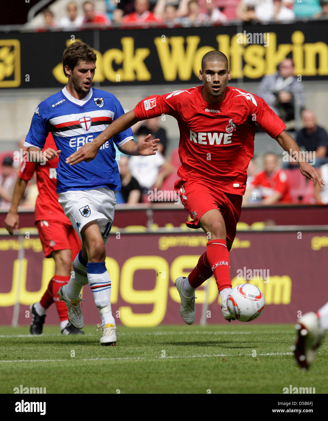 Kölner Taner Yalcin (R) und Sampdoria Andrea Poli (L) wetteifern um den Ball während ihrer Test-Match in Köln, Deutschland, 7. August 2010. Foto: ROLF VENNENBERND Stockfoto