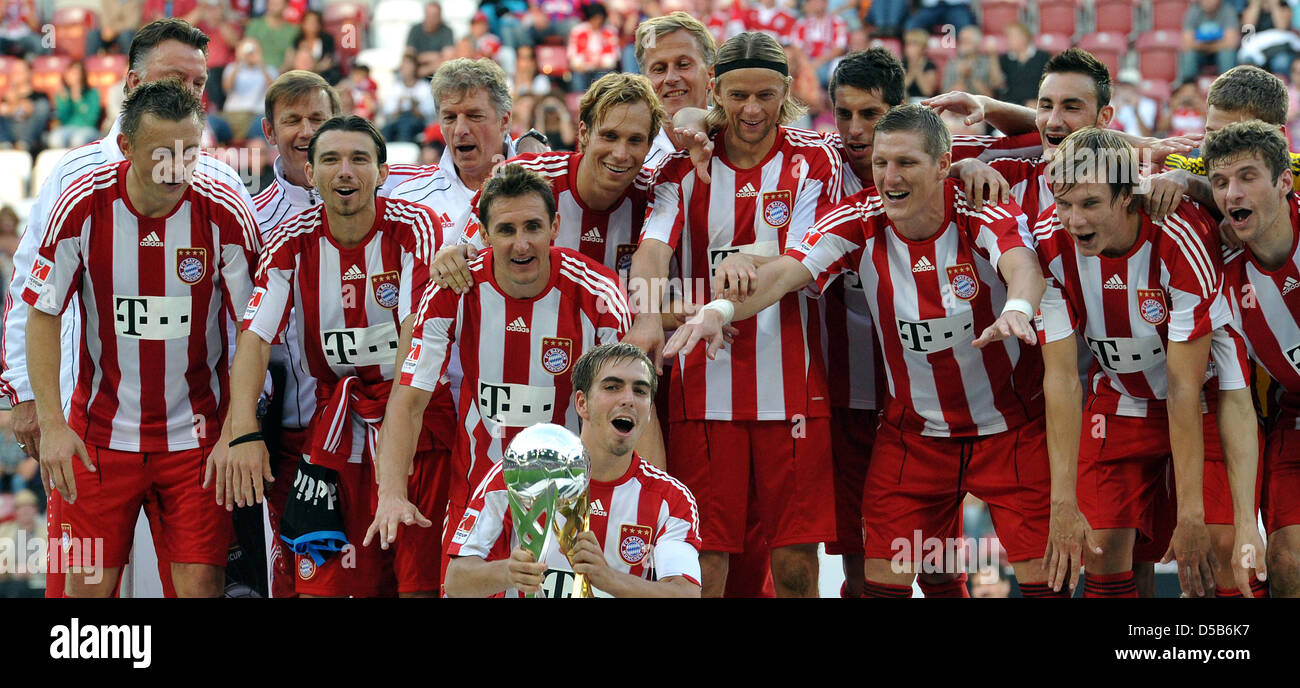 FC Bayern München feiert das 2: 0-Sieg im DFB-Supercup-Spiel gegen FC Schalke 04 in Augsburg, Deutschland, 07 Augsut 2010. Foto: Stefan Puchner Stockfoto