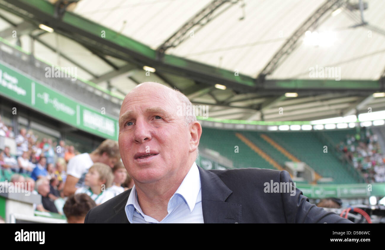 Wolfsburgs Manager Dieter Hoeneß Uhren aus der Seitenlinie bei einem Testspiel gegen FC Everton in Wolfsburg, Deutschland, 7. August 2010. Foto: Jens Wolf Stockfoto