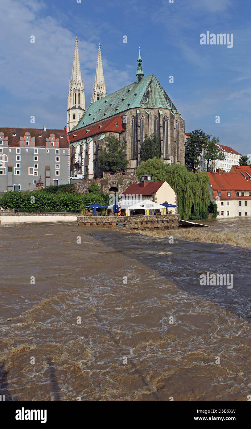 Schnelle Wassermassen stürzen vorbei an der Kirche und der alten Stadt von der überschwemmten Stadt Görlitz in Deutschland, 8. August 2010. Am Morgen wurde die Hochwassermarke lag bei 7,07 Meter - das höchste es die Protokollierung im Jahre 1912 begonnen. Hunderte von Menschen, die Leben in der Nähe des Flusses Neiße der vergangenen Nacht evakuiert werden mussten. Foto: Jan Woitas Stockfoto