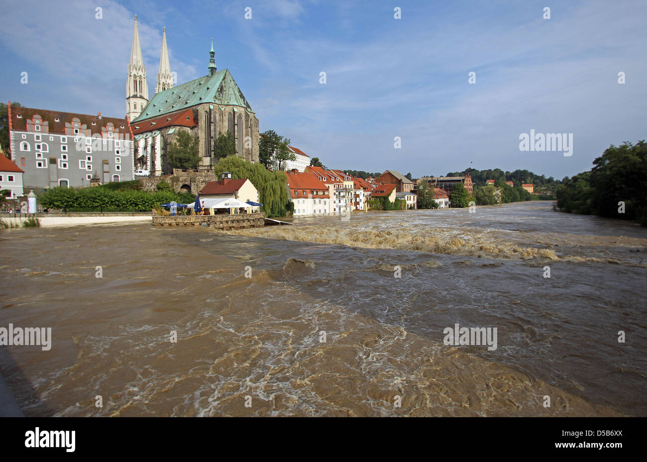 Schnelle Wassermassen stürzen vorbei an der Kirche und der alten Stadt von der überschwemmten Stadt Görlitz in Deutschland, 8. August 2010. Am Morgen wurde die Hochwassermarke lag bei 7,07 Meter - das höchste es die Protokollierung im Jahre 1912 begonnen. Hunderte von Menschen, die Leben in der Nähe des Flusses Neiße der vergangenen Nacht evakuiert werden mussten. Foto: Jan Woitas Stockfoto