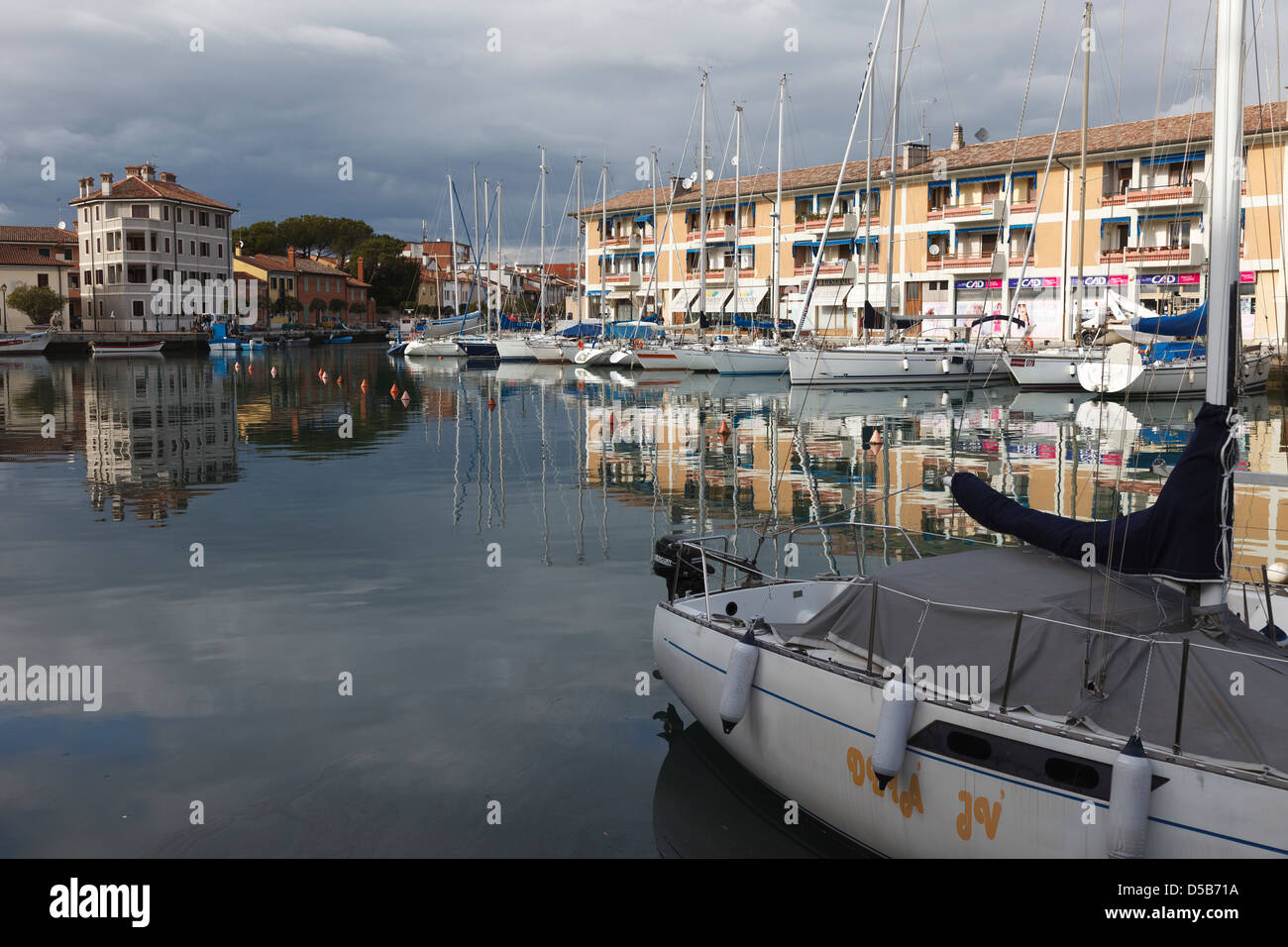 Reflexionen auf dem Wasser, Grado Marina, Friaul-Julisch Venetien, Italien Stockfoto