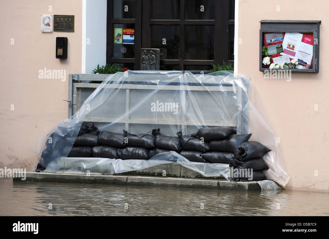 Sandsäcke schützen den Eingang zum Hotel an den Ufern des Flusses Donau in Passau, Deutschland, 9. August 2010. Die Situation in Bayern entschärft. Versand und Wasser Verkehr weiterhin jedoch auf bestimmte Abschnitte des Flusses ausgesetzt werden. Foto: Armin Weigel Stockfoto