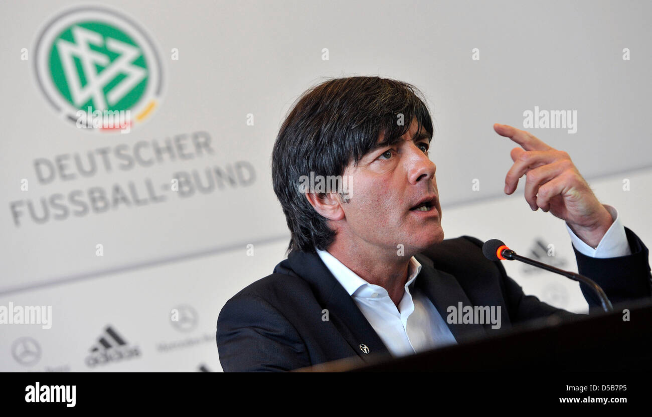 Bundestrainer Joachim "Jogi" Löw beantwortet Fragen auf einer Pressekonferenz in Frankfurt/Main, Deutschland, 10. August 2010. Am 11. August 2010 spielt die deutsche Nationalmannschaft nach der WM Dänemark seine erste Testspiel. Foto: MARIUS BECKER Stockfoto Bundestrainer Joachim "Jogi" Löw beantwortet Fragen auf einer Pressekonferenz in Frankfurt/Main, Deutschland, 10. August 2010. Am 11. August 2010 spielt die deutsche Nationalmannschaft nach der WM Dänemark seine erste Testspiel. Foto: MARIUS BECKER Stockfoto