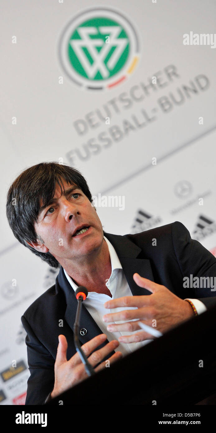 Bundestrainer Joachim "Jogi" Löw beantwortet Fragen auf einer Pressekonferenz in Frankfurt/Main, Deutschland, 10. August 2010. Am 11. August 2010 spielt die deutsche Nationalmannschaft nach der WM Dänemark seine erste Testspiel. Foto: MARIUS BECKER Stockfoto Bundestrainer Joachim "Jogi" Löw beantwortet Fragen auf einer Pressekonferenz in Frankfurt/Main, Deutschland, 10. August 2010. Am 11. August 2010 spielt die deutsche Nationalmannschaft nach der WM Dänemark seine erste Testspiel. Foto: MARIUS BECKER Stockfoto