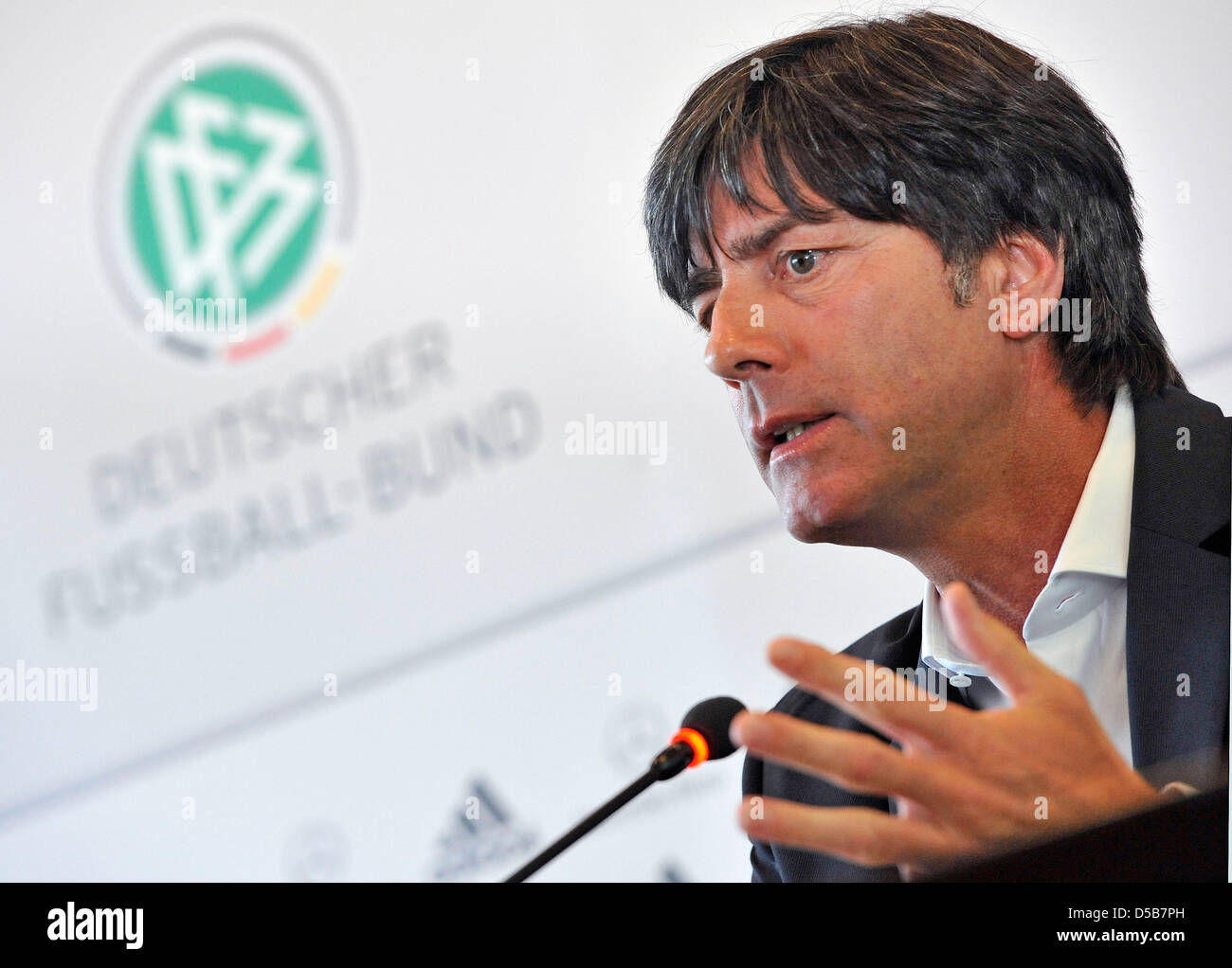 Bundestrainer Joachim "Jogi" Löw beantwortet Fragen auf einer Pressekonferenz in Frankfurt/Main, Deutschland, 10. August 2010. Am 11. August 2010 spielt die deutsche Nationalmannschaft nach der WM Dänemark seine erste Testspiel. Foto: MARIUS BECKER Stockfoto Bundestrainer Joachim "Jogi" Löw beantwortet Fragen auf einer Pressekonferenz in Frankfurt/Main, Deutschland, 10. August 2010. Am 11. August 2010 spielt die deutsche Nationalmannschaft nach der WM Dänemark seine erste Testspiel. Foto: MARIUS BECKER Stockfoto