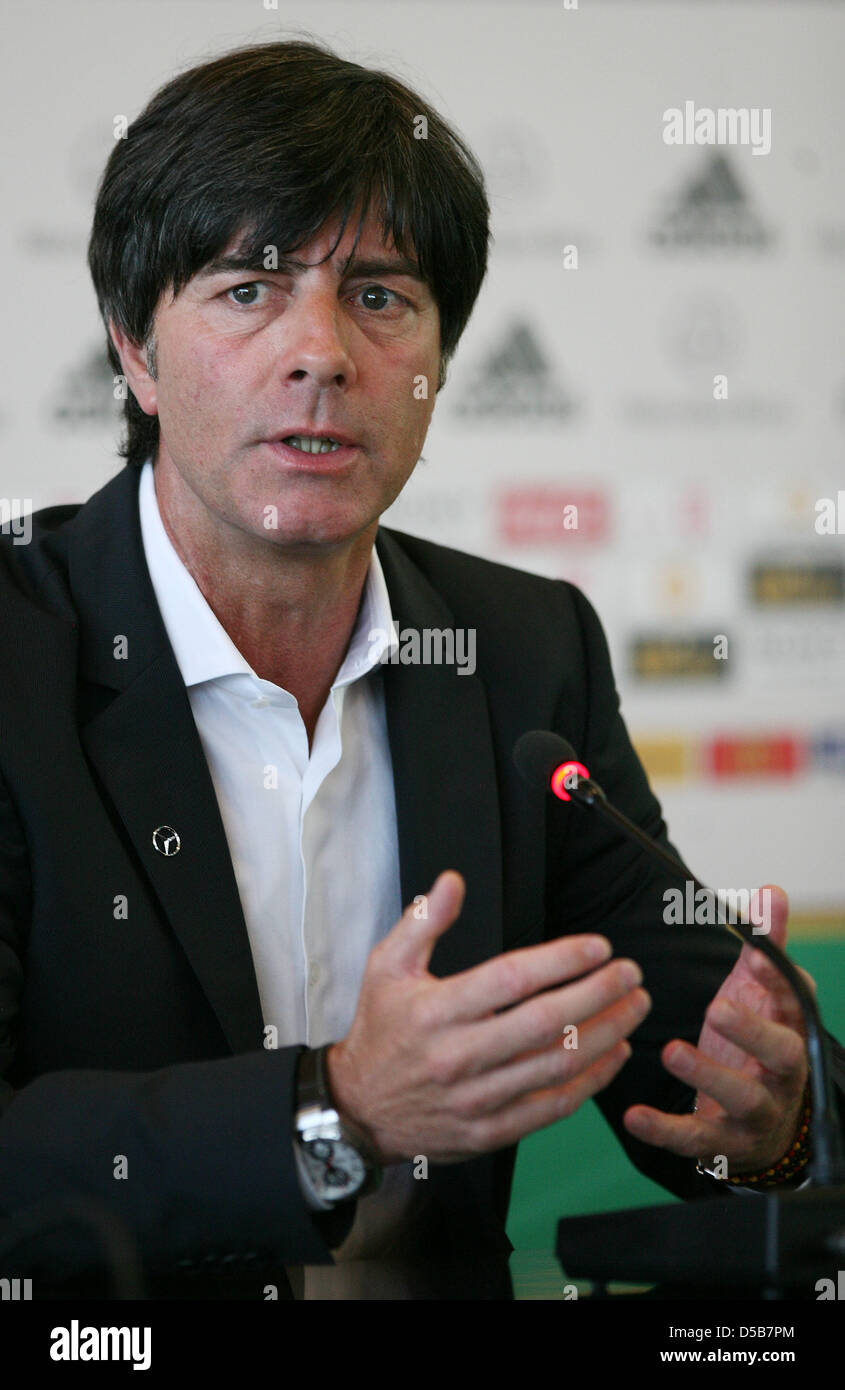 Bundestrainer Joachim "Jogi" Löw beantwortet Fragen auf einer Pressekonferenz in Frankfurt/Main, Deutschland, 10. August 2010. Am 11. August 2010 spielt die deutsche Nationalmannschaft nach der WM Dänemark seine erste Testspiel. Foto: Heiko Lossie Stockfoto