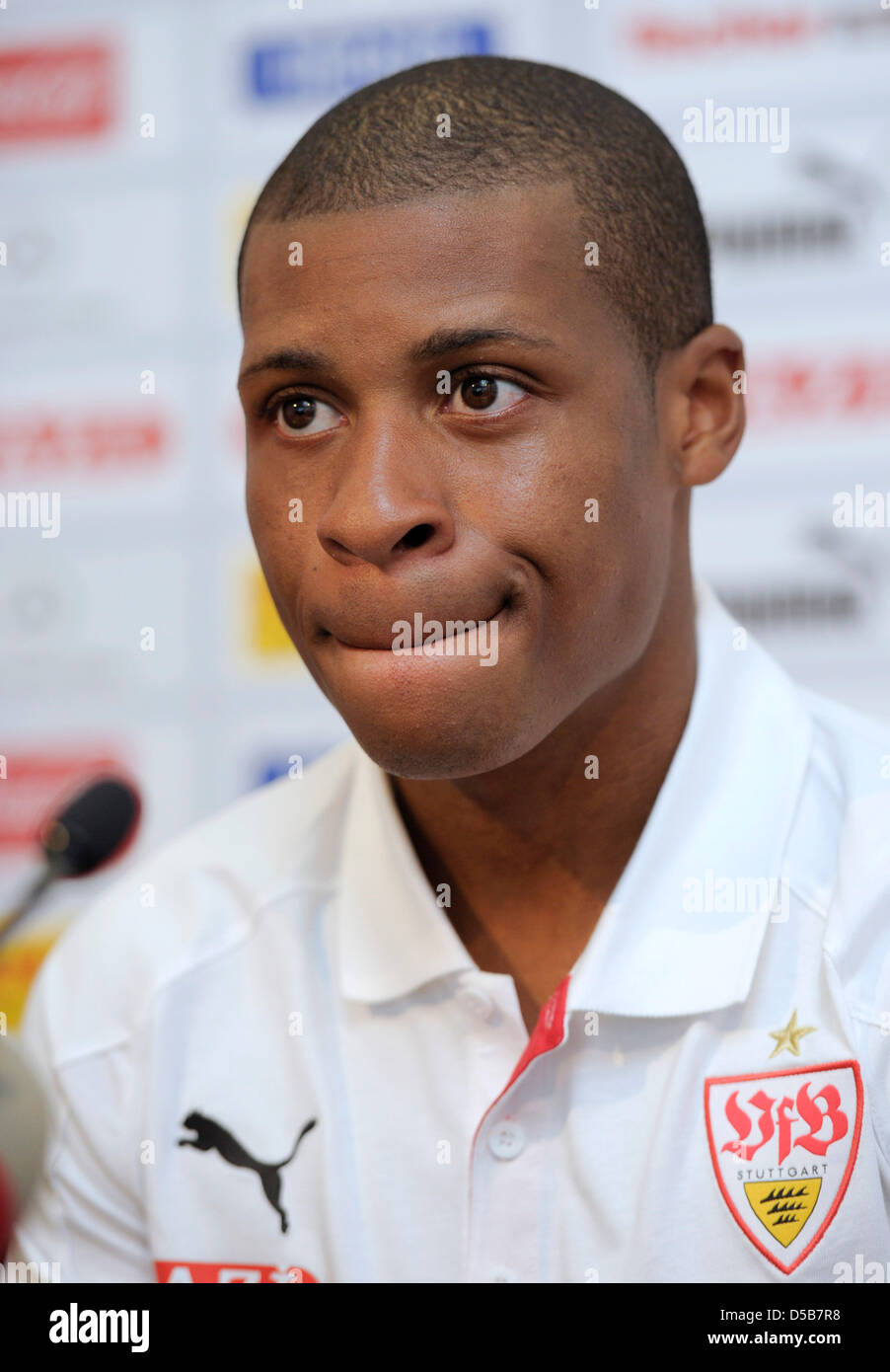 Johan Audel, Neuzugang des Bundesligisten VfB Stuttgart, beantwortet Fragen auf einer Pressekonferenz in Stuttgart, Deutschland, 10. August 2010. Der 26 Jahre alte ehemalige AFC Valenciennes Spieler unterschrieb einen Vierjahres Vertrag. Foto: Kraufmann/Thomas Kienzle Stockfoto Johan Audel, Neuzugang des Bundesligisten VfB Stuttgart, beantwortet Fragen auf einer Pressekonferenz in Stuttgart, Deutschland, 10. August 2010. Der 26 Jahre alte ehemalige AFC Valenciennes Spieler unterschrieb einen Vierjahres Vertrag. Foto: Kraufmann/Thomas Kienzle Stockfoto