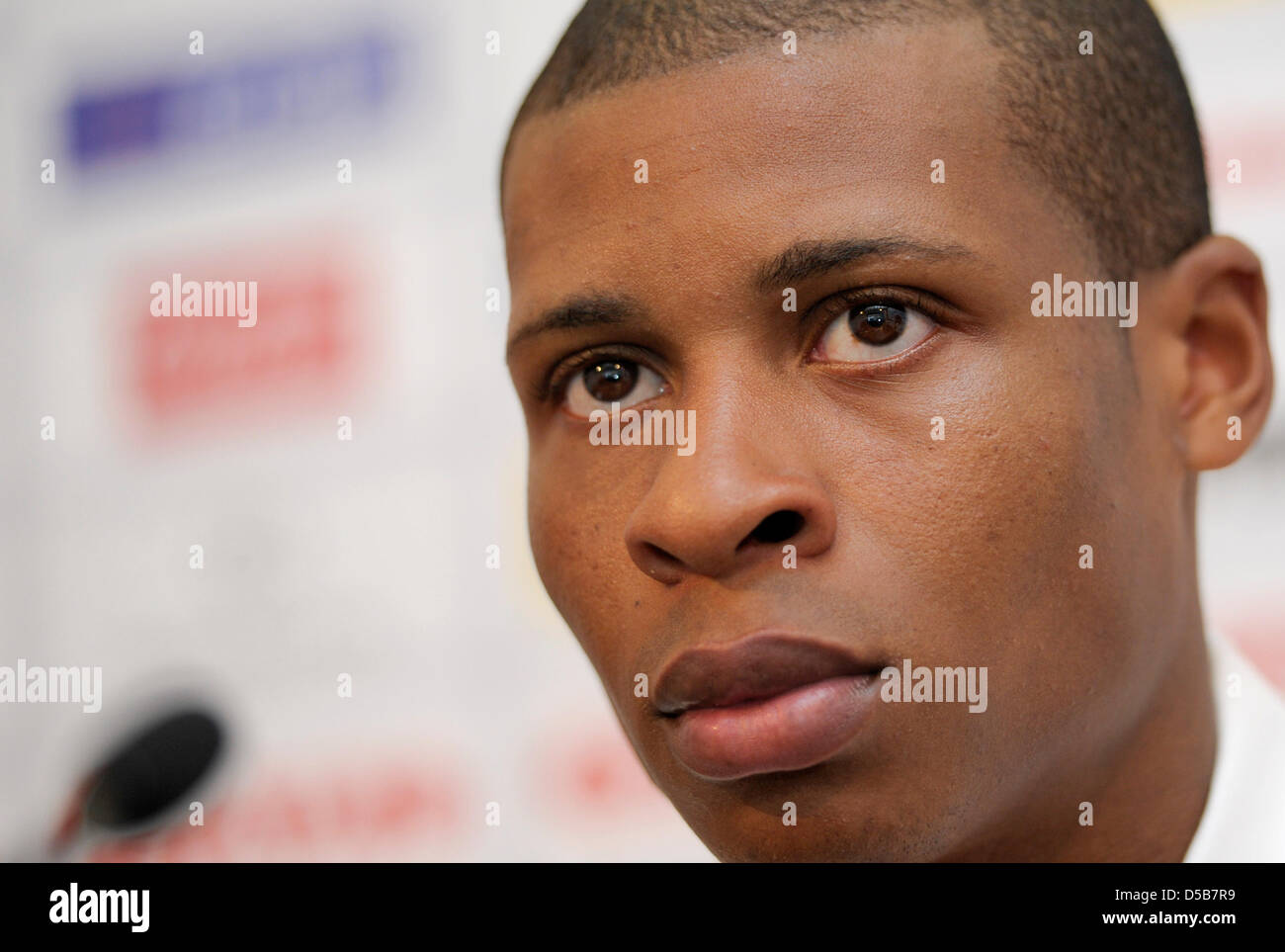 Johan Audel, Neuzugang des Bundesligisten VfB Stuttgart, beantwortet Fragen auf einer Pressekonferenz in Stuttgart, Deutschland, 10. August 2010. Der 26 Jahre alte ehemalige AFC Valenciennes Spieler unterschrieb einen Vierjahres Vertrag. Foto: Kraufmann/Thomas Kienzle Stockfoto Johan Audel, Neuzugang des Bundesligisten VfB Stuttgart, beantwortet Fragen auf einer Pressekonferenz in Stuttgart, Deutschland, 10. August 2010. Der 26 Jahre alte ehemalige AFC Valenciennes Spieler unterschrieb einen Vierjahres Vertrag. Foto: Kraufmann/Thomas Kienzle Stockfoto
