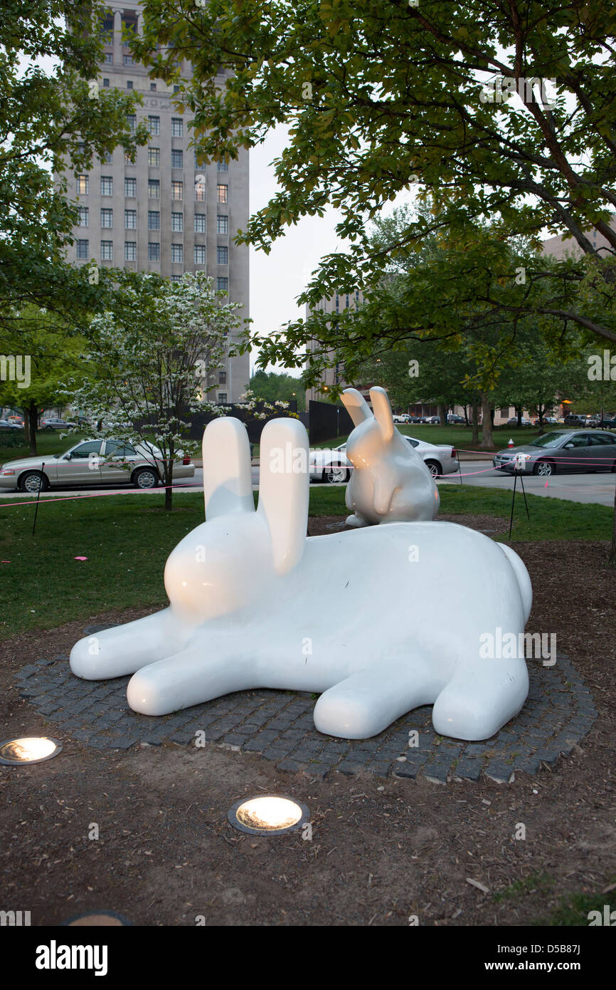 Ein unbenanntes Bronzeskulptur von zwei weißen Kaninchen von Tom Classen in 2004, Stadtgarten, St. Louis, Missouri, USA Stockfoto