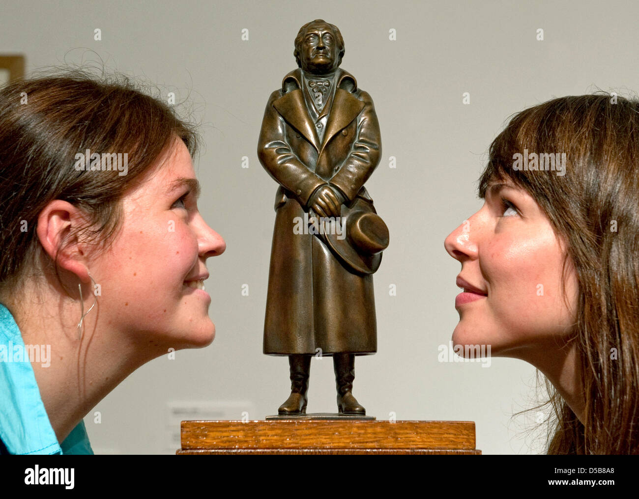 Zwei weibliche Besucher untersuchen eine Skulptur aus Bronze des deutschen Künstlers Mathieu Molitor von 1926 ein Bildermuseum, Museum der schönen Künste in Leipzig, Deutschland, 11. August 2010. Die Skulptur zeigt der deutsche Dichter und Autor Johann Wolfgang von Goethe. Foto: Hendrik Schmidt Stockfoto