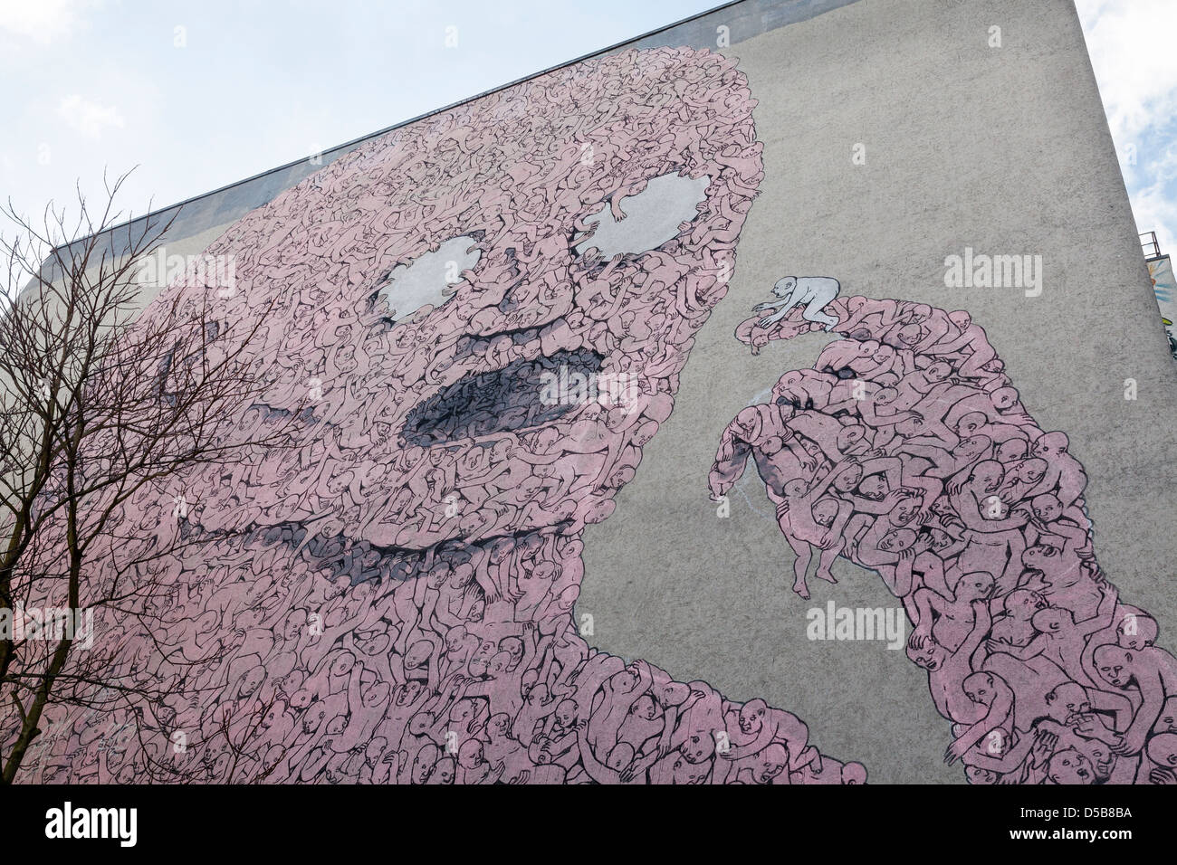 Street Art auf Oberbaumstrasse, Kreuzberg - "Leviathan" von Blu, Berlin, Deutschland Stockfoto