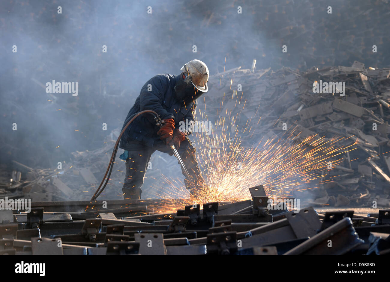 Espenhainer, Deutschland, demontiert Arbeiter alten Eisenbahnschienen Stockfoto