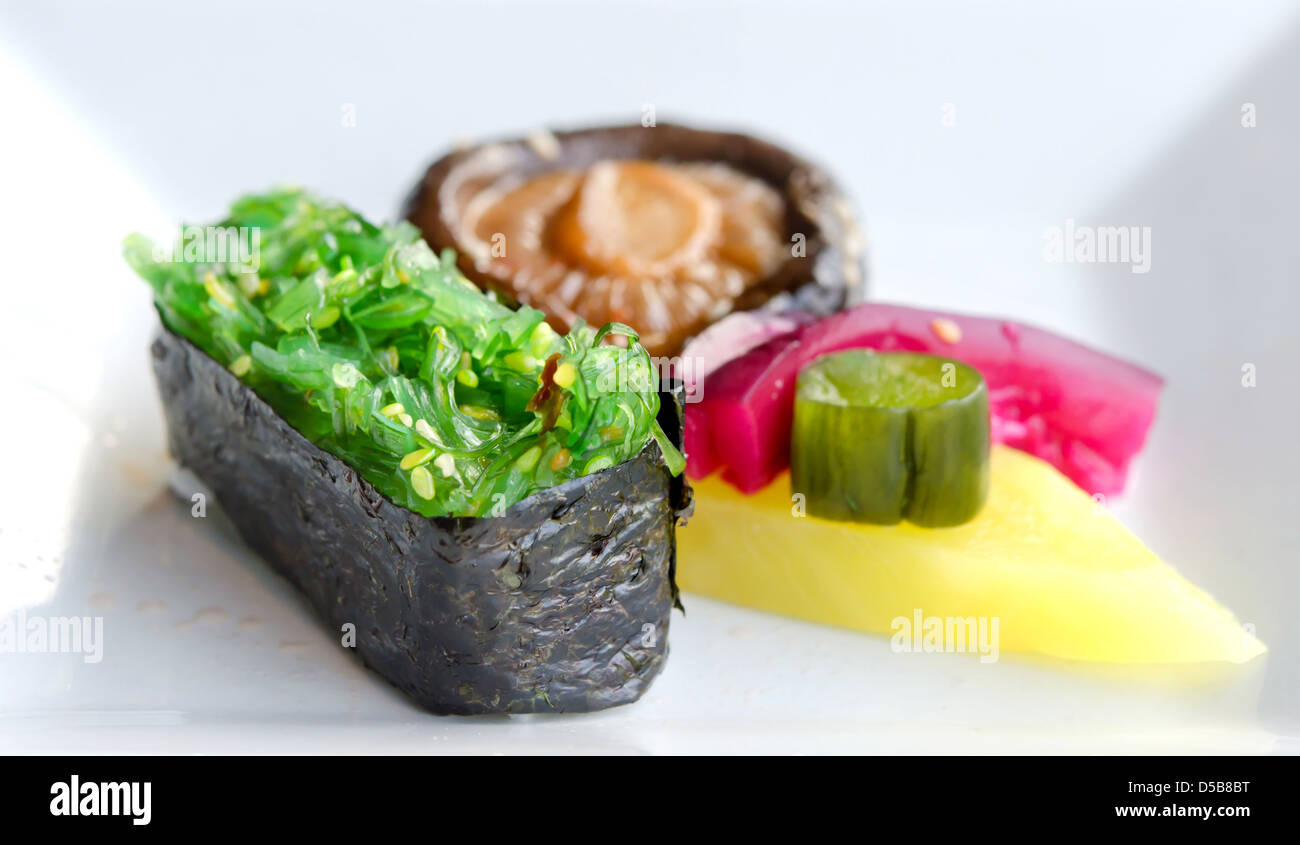 Chuka Seetang Sushi und eingelegtem Gemüse, japanische Küche Stockfoto