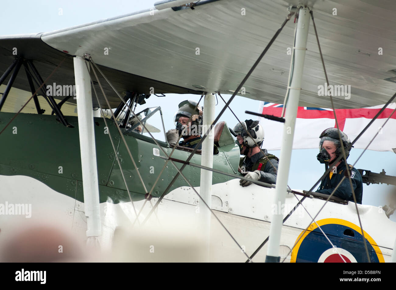 Nahaufnahme der drei Piloten an Bord ein Oldtimer Royal Navy Swordfish-Flugzeuge von Weltkrieg zwei, bei einer Flugshow. Stockfoto