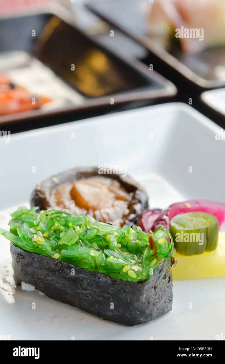 Nahaufnahme Chuka Seetang Sushi und eingelegtem Gemüse Stockfoto