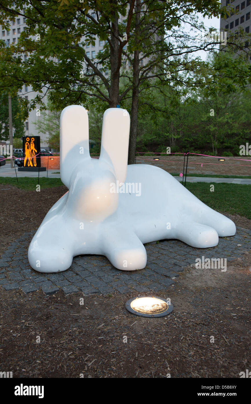 Eine unbenannte Bronzeskulptur von einem weißen Kaninchen, durch Tom Classen in 2004, Stadtgarten, St. Louis, Missouri, USA Stockfoto