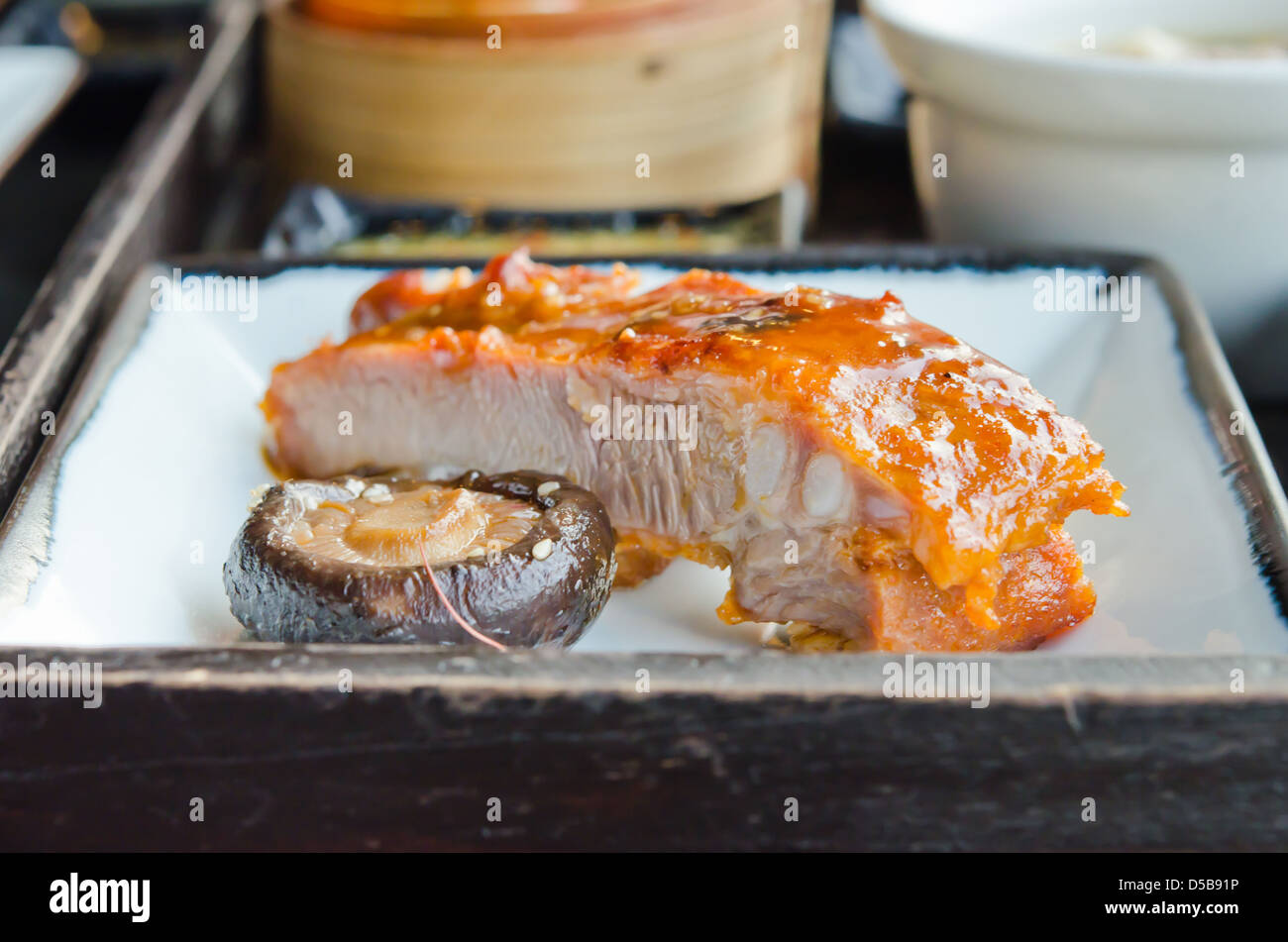 Chinesische Spareribs mit Pilz auf Platte Stockfoto