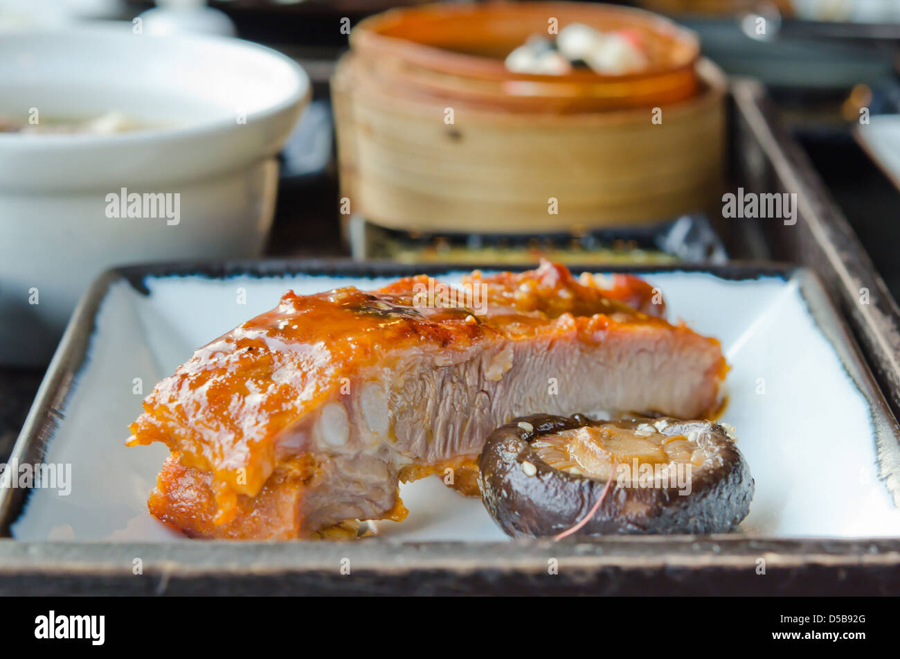 Chinesischen Stil BBQ Schweinefleisch Spareribs mit Pilz Stockfoto