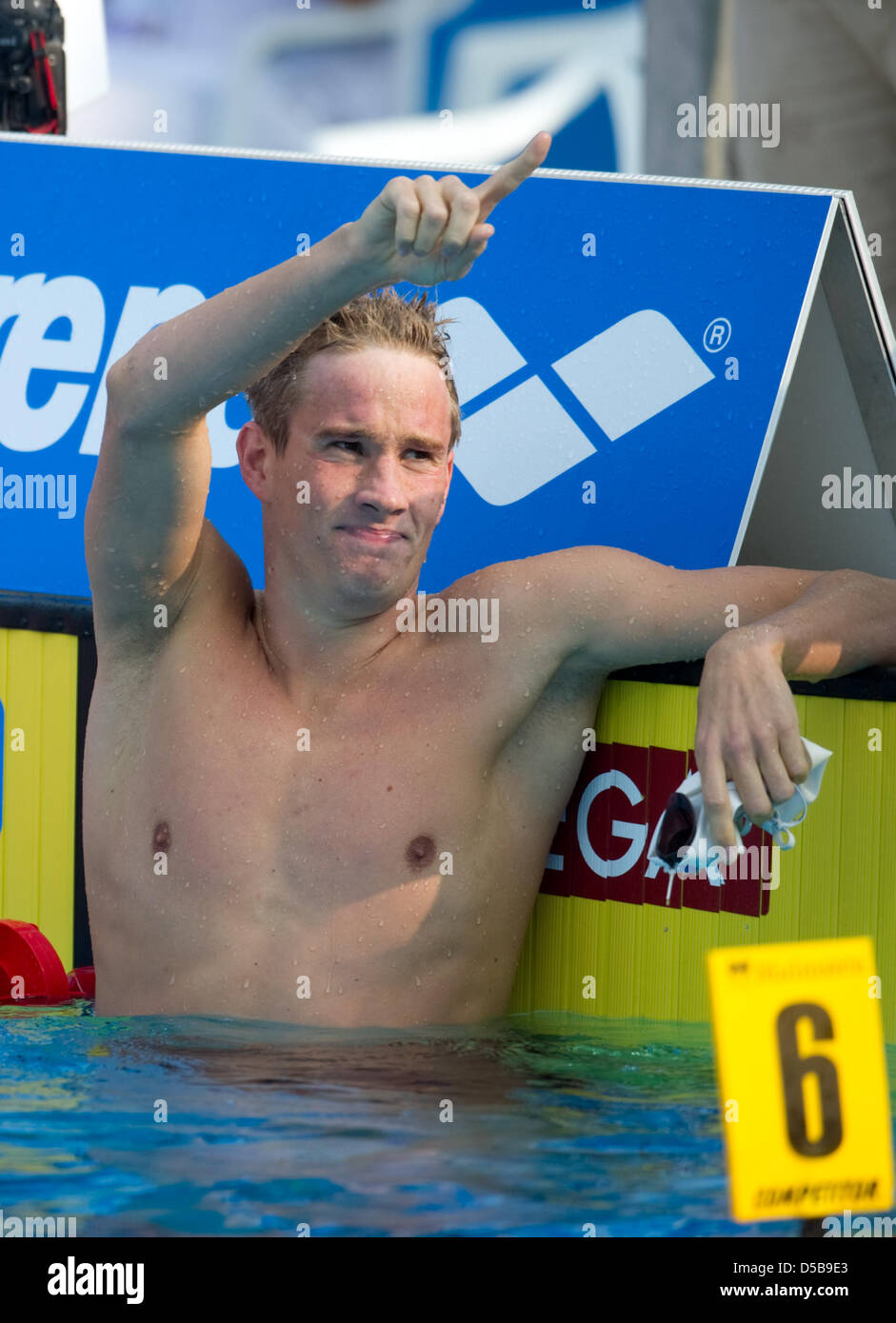 Französische Schwimmerin Sebastien Rouault (R) feiert seine ...