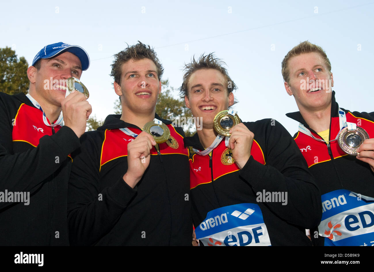 Paul Biedermann (L-R), Tim Wallburger, Robin Backhaus und Clemens Rapp Deutschlands zeigen ihre Silbermedaillen nach ihrem zweiten Platz beim Finale der 4 x 200 m freie Männer bei den 30. LEN-Europameisterschaften in Budapest, Ungarn, 14. August 2010. Foto: Bernd Thissen Stockfoto