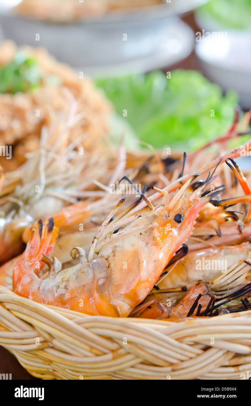 eine leckere gegrillte Garnelen in braunen Korb Stockfoto
