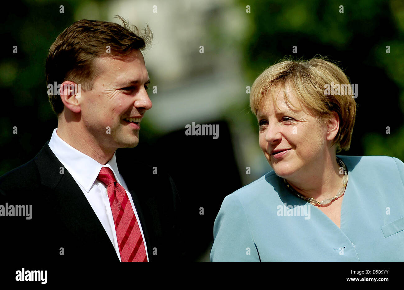 Bundeskanzlerin Angela Merkel (CDU) begrüßt den neue Kabinett Sprecher Steffen Seibert in Berlin, Deutschland, 16. August 2010. Die ehemalige TV-Moderatorin tritt die Nachfolge seines Vorgängers Wilhelm, der nahm eine Position als künstlerischer Leiter bei Bayerischer Rundfunk. Foto: RAINER JENSEN Stockfoto