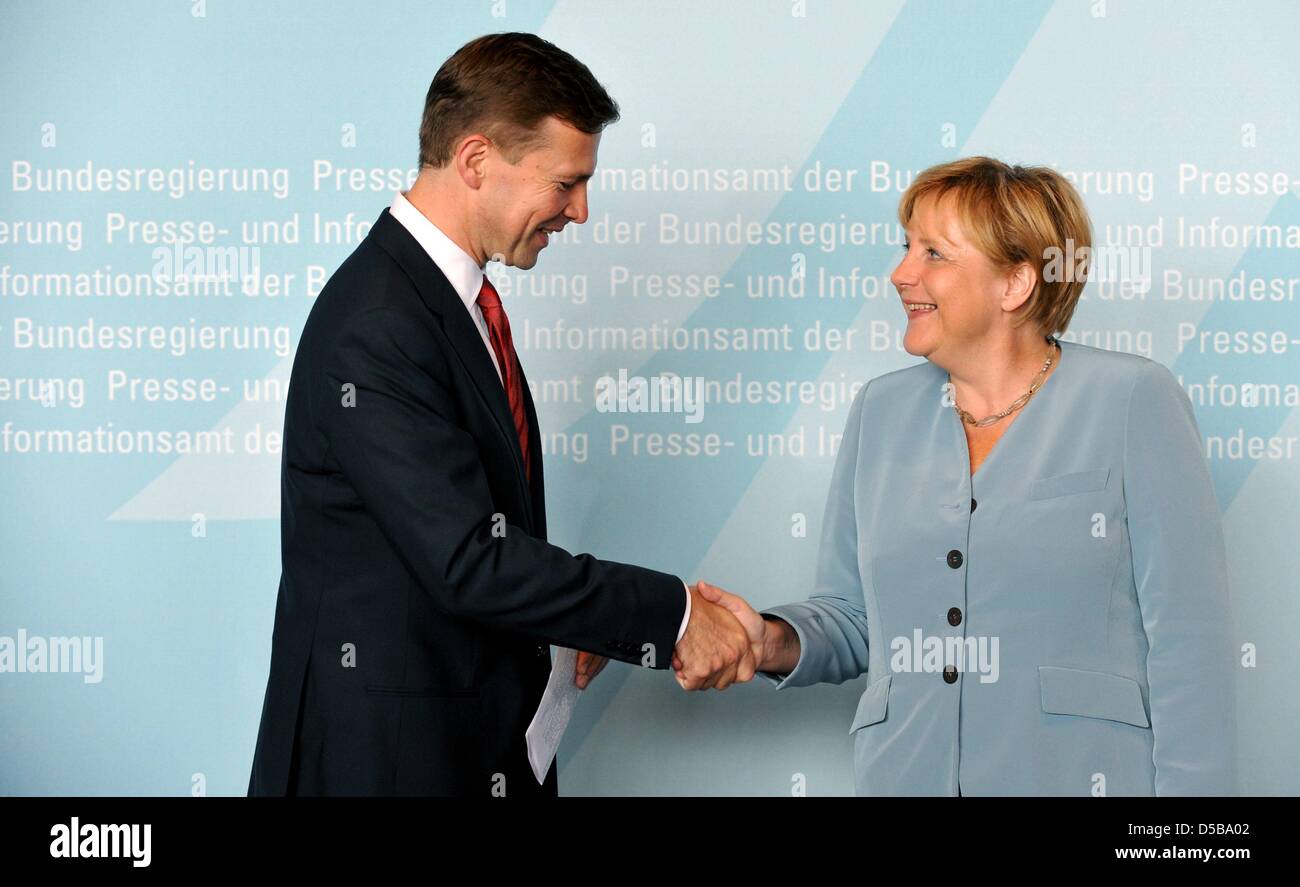 Bundeskanzlerin Angela Merkel (CDU) begrüßt den neue Kabinett Sprecher Steffen Seibert in Berlin, Deutschland, 16. August 2010. Die ehemalige TV-Moderatorin tritt die Nachfolge seines Vorgängers Wilhelm, der nahm eine Position als künstlerischer Leiter bei Bayerischer Rundfunk. Foto: RAINER JENSEN Stockfoto