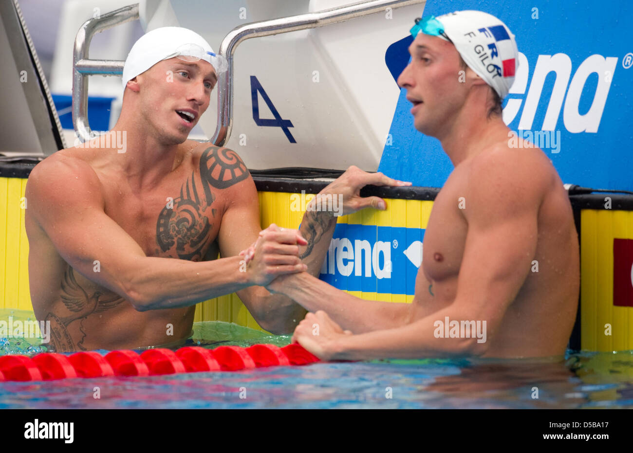 Frankreichs Goldmedaillengewinner Frederick Bousquet (L) ist nach den