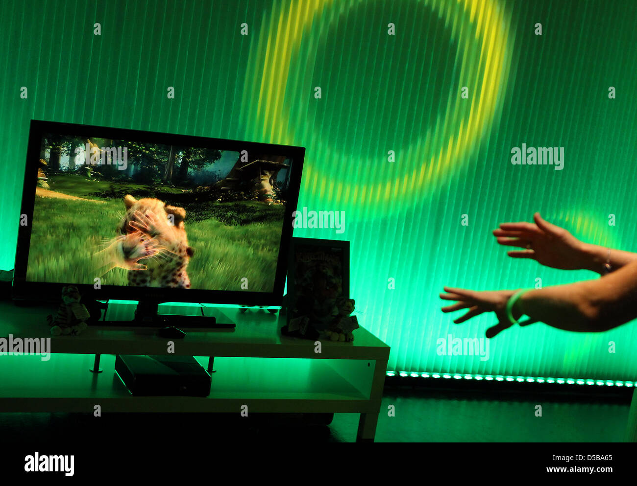 Eine Frau checkt Microsofts neue Xbox 360 mit "Kinect" kinetische Controller auf der Gamescom Messe in Köln, 17. August 2010 ausgestattet. Microsoft kündigt die neue Xbox 360 im deutschen und europäischen Handel ab 10. November 2010 auf. Europas Latgest Messe für interaktive Spiele findet vom 18. bis 22 August. Foto: OLIVER BERG Stockfoto